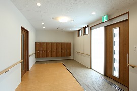 玄関(東向き)